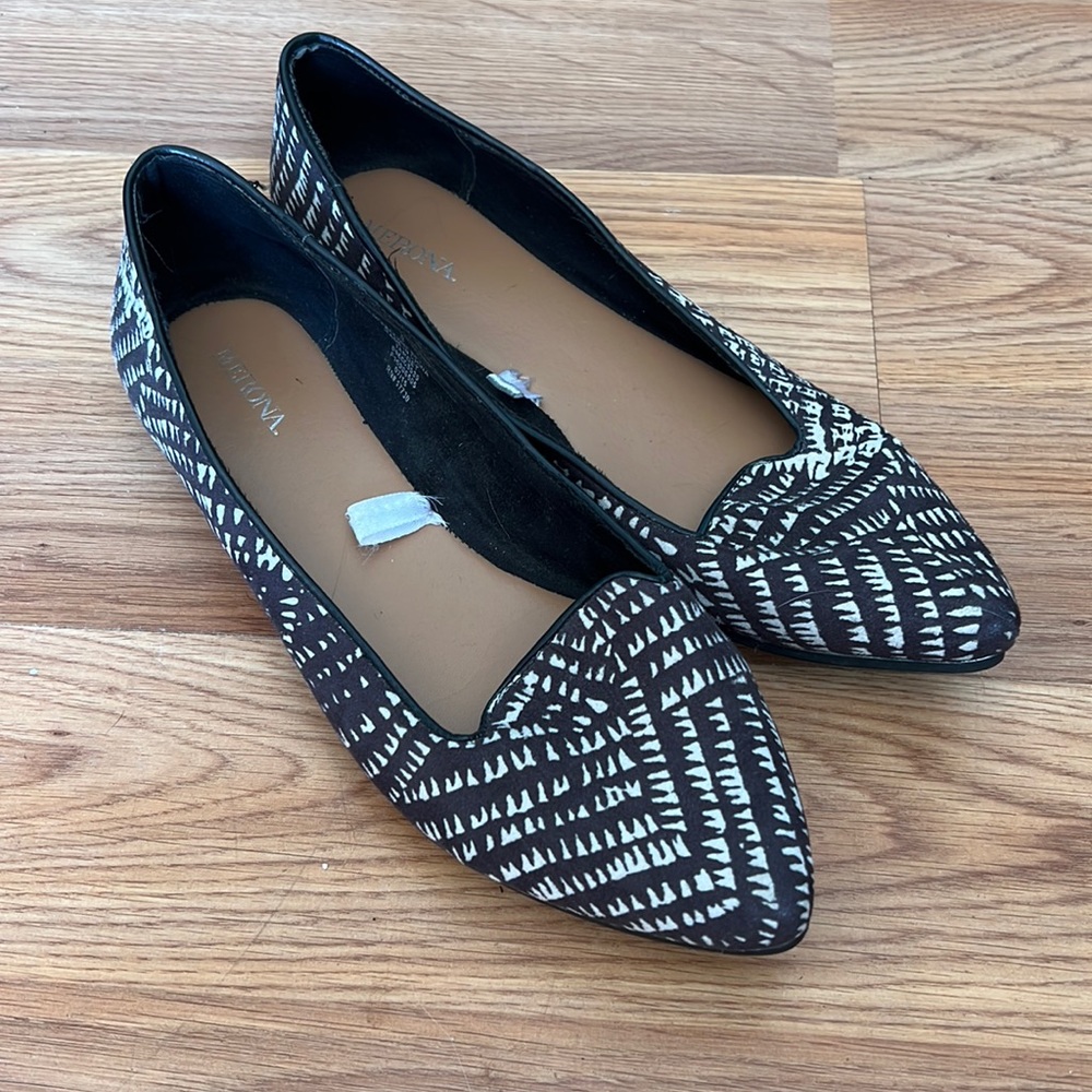 Patterned flats with pointed toe, size 8